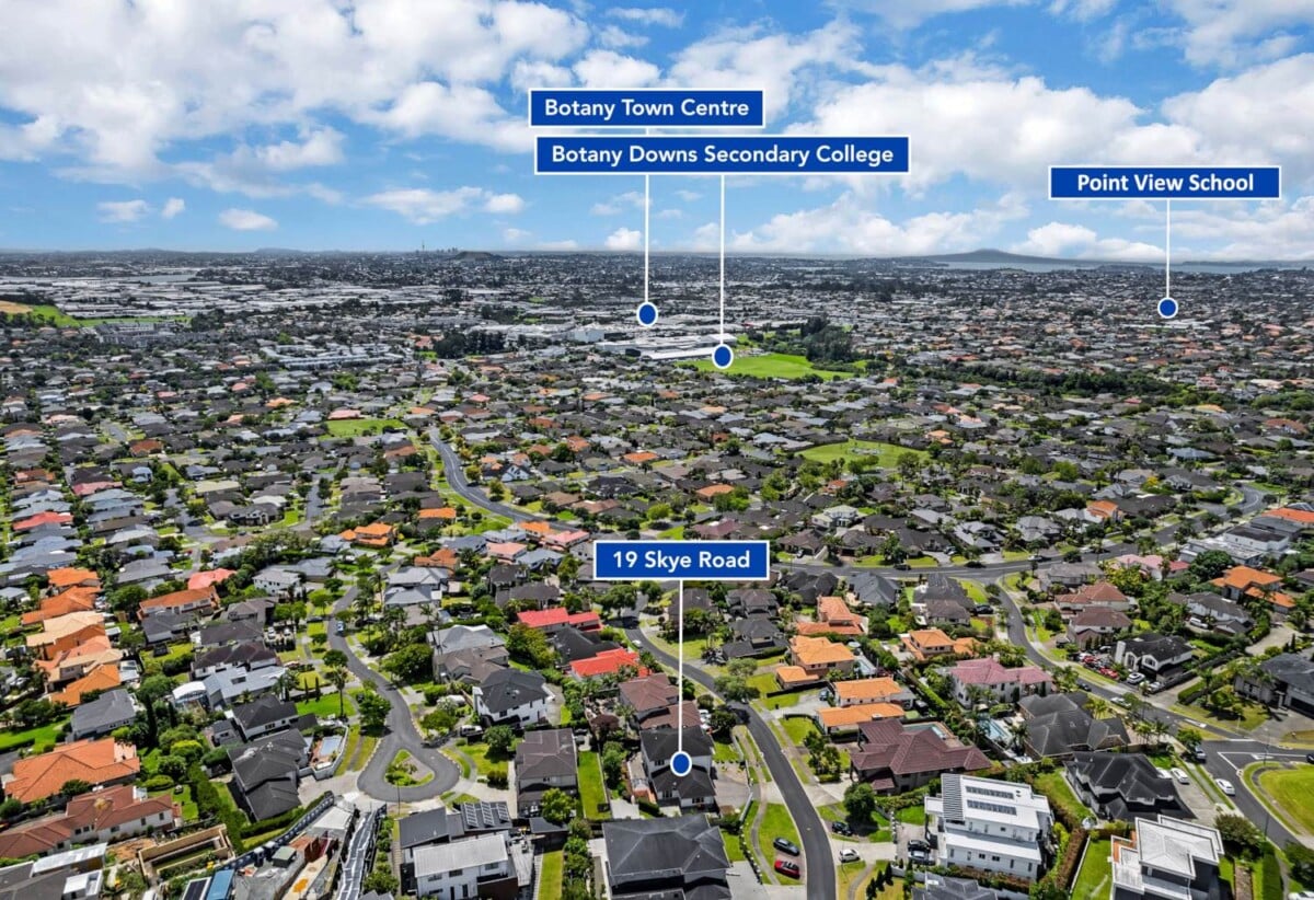 6 beds 3 baths house on 806m2 section, Botany Town Centre is just minutes away, 1 km to Botany Downs Secondary College, 1.7 km to Point View School, 19 Skye Road, East Tamaki Heights, Auckland