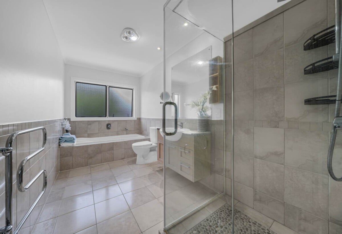 6 beds 3 baths house on 806m2 section, Botany Town Centre is just minutes away, 1 km to Botany Downs Secondary College, 1.7 km to Point View School, 19 Skye Road, East Tamaki Heights, Auckland