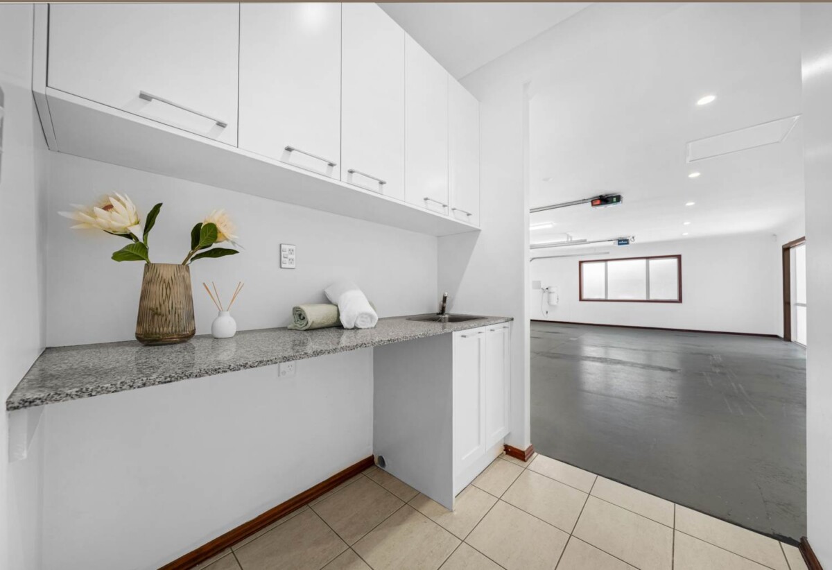 6 beds 3 baths house on 806m2 section, Botany Town Centre is just minutes away, 1 km to Botany Downs Secondary College, 1.7 km to Point View School, 19 Skye Road, East Tamaki Heights, Auckland