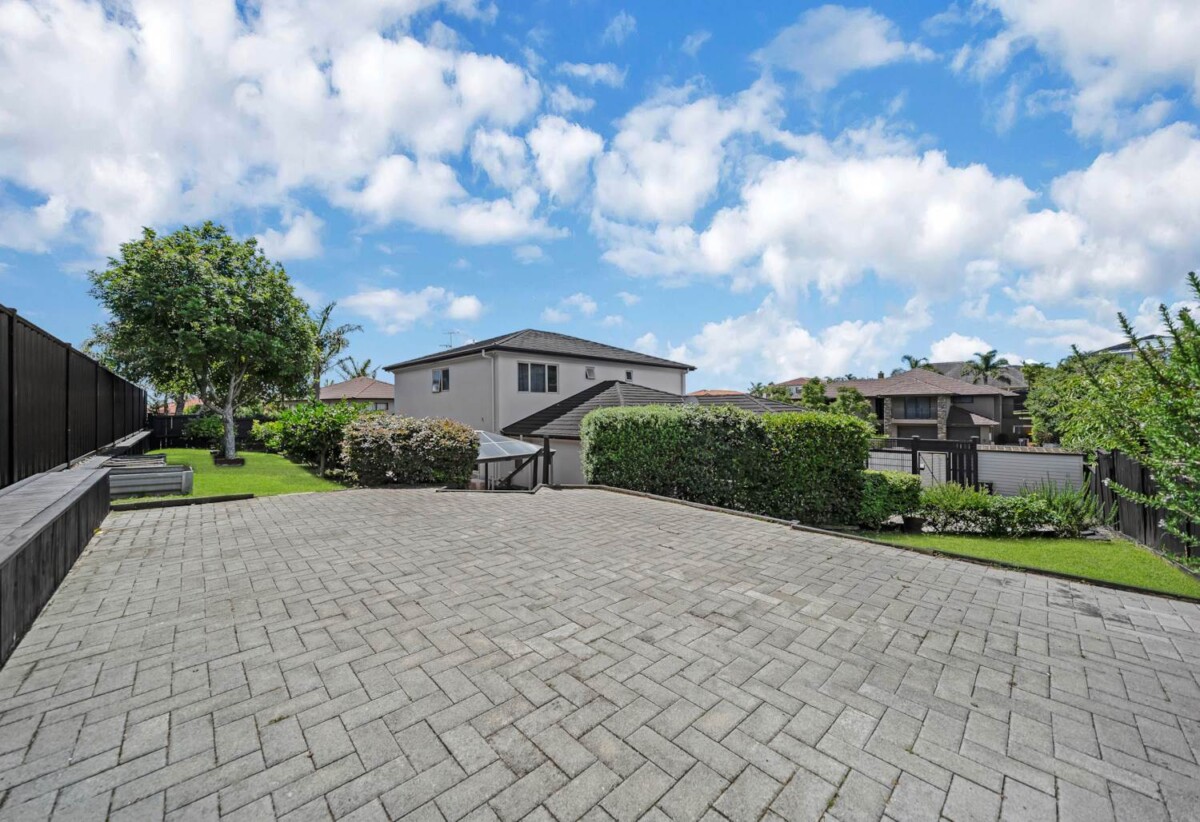 6 beds 3 baths house on 806m2 section, Botany Town Centre is just minutes away, 1 km to Botany Downs Secondary College, 1.7 km to Point View School, 19 Skye Road, East Tamaki Heights, Auckland