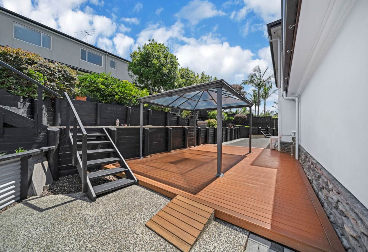 6 beds 3 baths house on 806m2 section, Botany Town Centre is just minutes away, 1 km to Botany Downs Secondary College, 1.7 km to Point View School, 19 Skye Road, East Tamaki Heights, Auckland