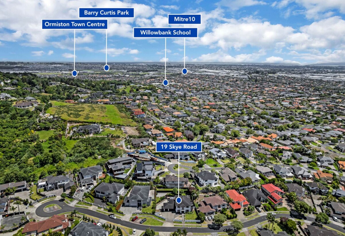 6 beds 3 baths house on 806m2 section, Botany Town Centre is just minutes away, 1 km to Botany Downs Secondary College, 1.7 km to Point View School, 19 Skye Road, East Tamaki Heights, Auckland