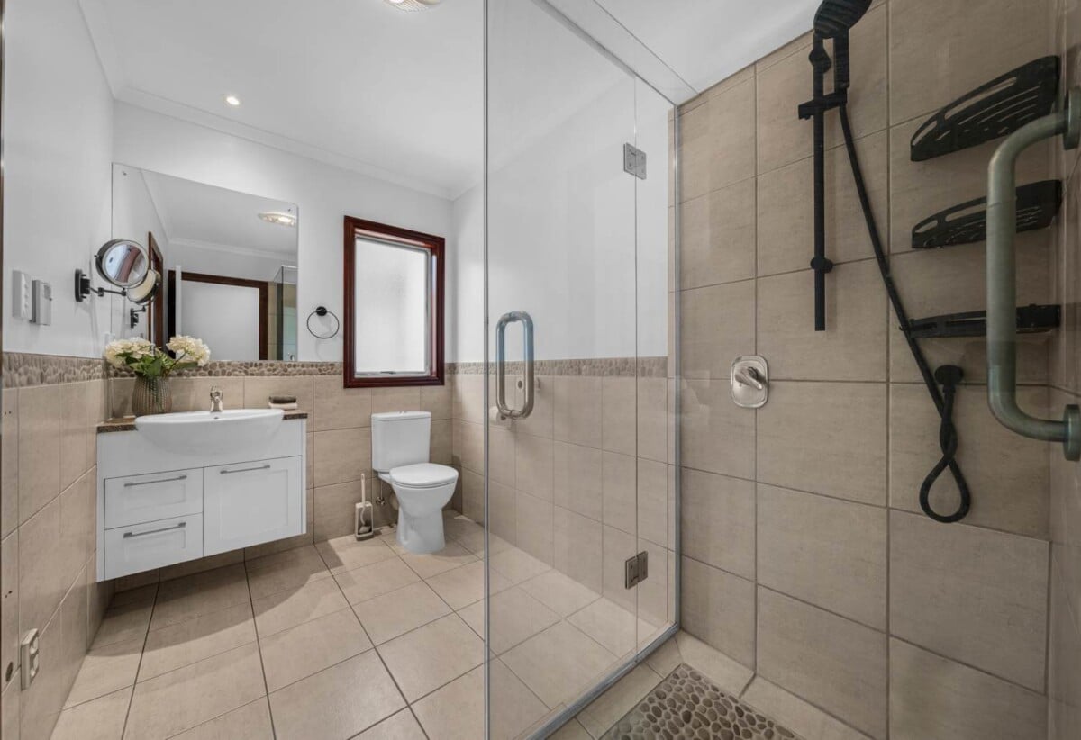 6 beds 3 baths house on 806m2 section, Botany Town Centre is just minutes away, 1 km to Botany Downs Secondary College, 1.7 km to Point View School, 19 Skye Road, East Tamaki Heights, Auckland