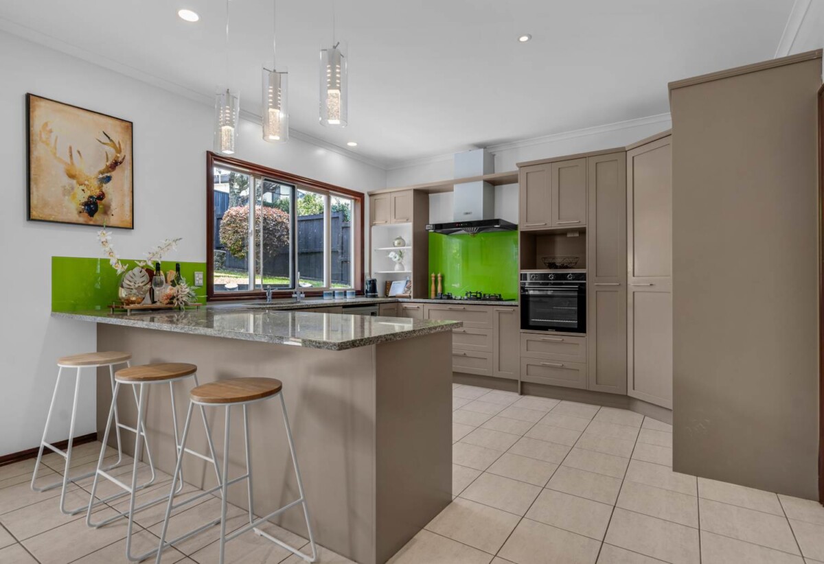 6 beds 3 baths house on 806m2 section, Botany Town Centre is just minutes away, 1 km to Botany Downs Secondary College, 1.7 km to Point View School, 19 Skye Road, East Tamaki Heights, Auckland
