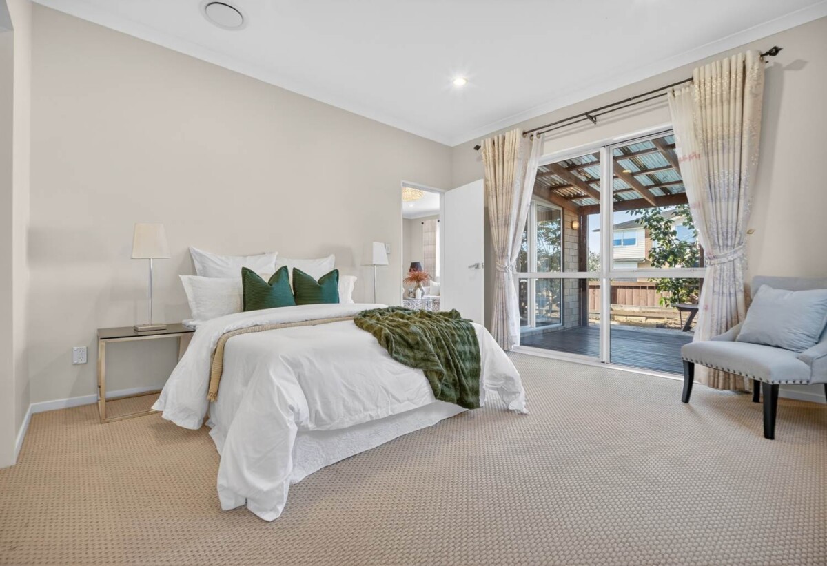 5 beds 3.5 baths house with double garage on 300m2 section, walks to Ormiston Town Centre, 0.4 km to Ormiston Senior College, 0.5 km to Ormiston Junior College and Ormiston Primary School, 10 Shandon Street, Flat Bush, Auckland