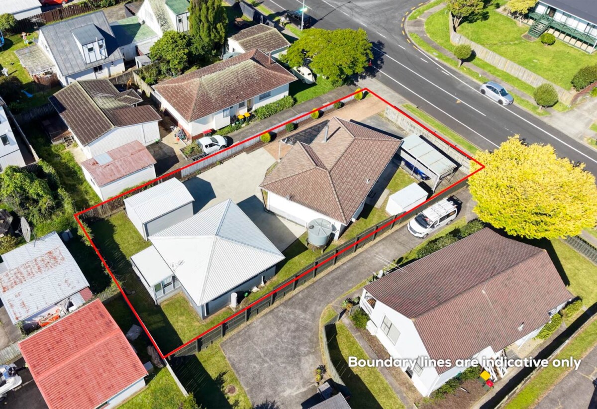 First time on the market in 31 years, 2 houses (3 beds house + 2 beds house) on 664m2section, walks to Highland Park shopping centre, 0.7 km to Pakuranga College, 0.8 km to Howick Primary School, 0.9 km to Howick Intermediate, 35 Aberfeldy Avenue, Highland Park, Auckland