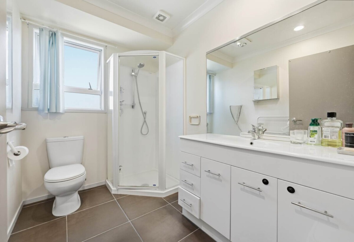 First time on the market in 31 years, 2 houses (3 beds house + 2 beds house) on 664m2section, walks to Highland Park shopping centre, 0.7 km to Pakuranga College, 0.8 km to Howick Primary School, 0.9 km to Howick Intermediate, 35 Aberfeldy Avenue, Highland Park, Auckland