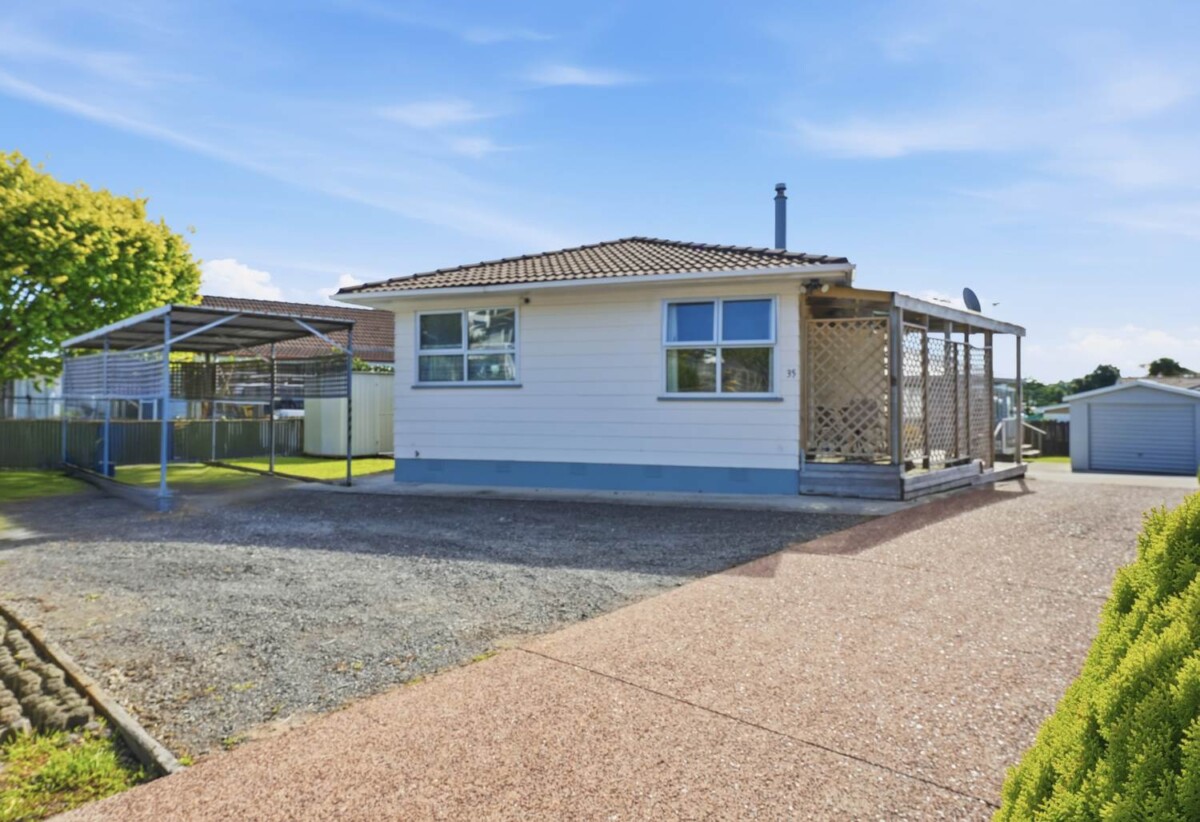 First time on the market in 31 years, 2 houses (3 beds house + 2 beds house) on 664m2section, walks to Highland Park shopping centre, 0.7 km to Pakuranga College, 0.8 km to Howick Primary School, 0.9 km to Howick Intermediate, 35 Aberfeldy Avenue, Highland Park, Auckland