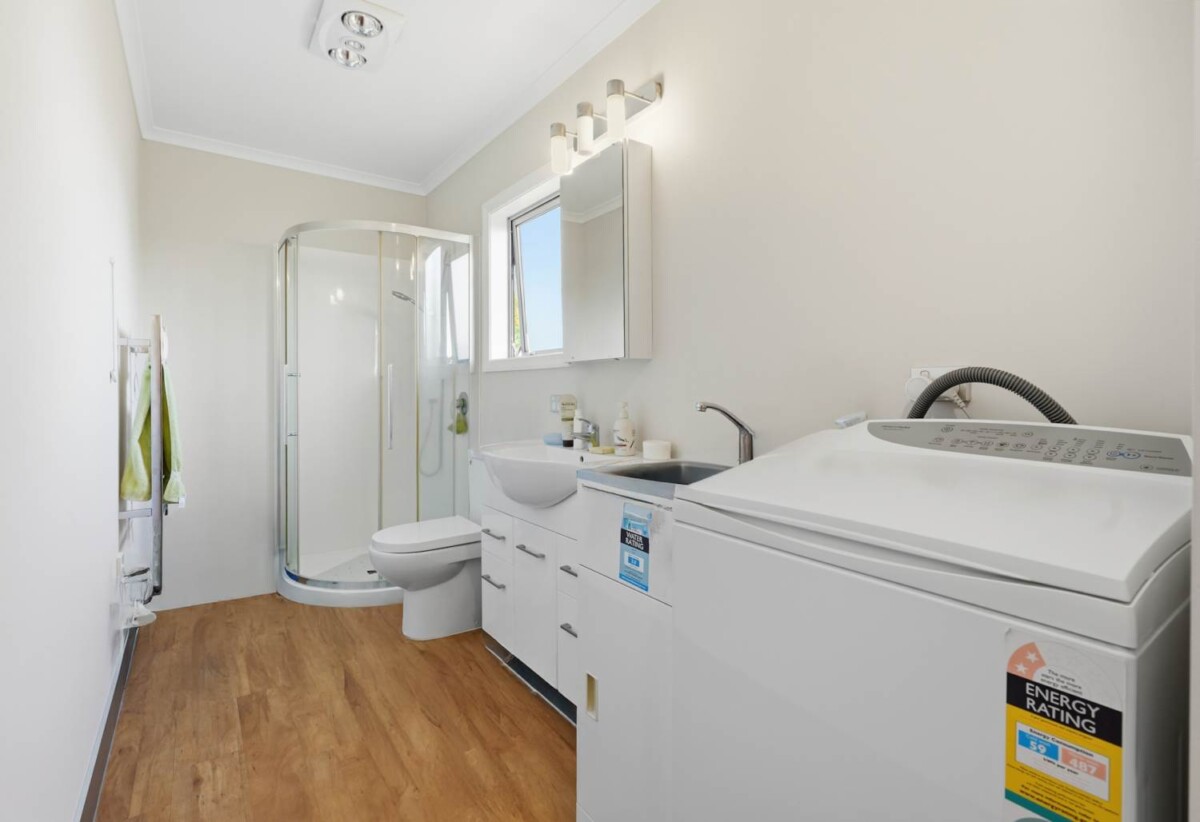 First time on the market in 31 years, 2 houses (3 beds house + 2 beds house) on 664m2section, walks to Highland Park shopping centre, 0.7 km to Pakuranga College, 0.8 km to Howick Primary School, 0.9 km to Howick Intermediate, 35 Aberfeldy Avenue, Highland Park, Auckland