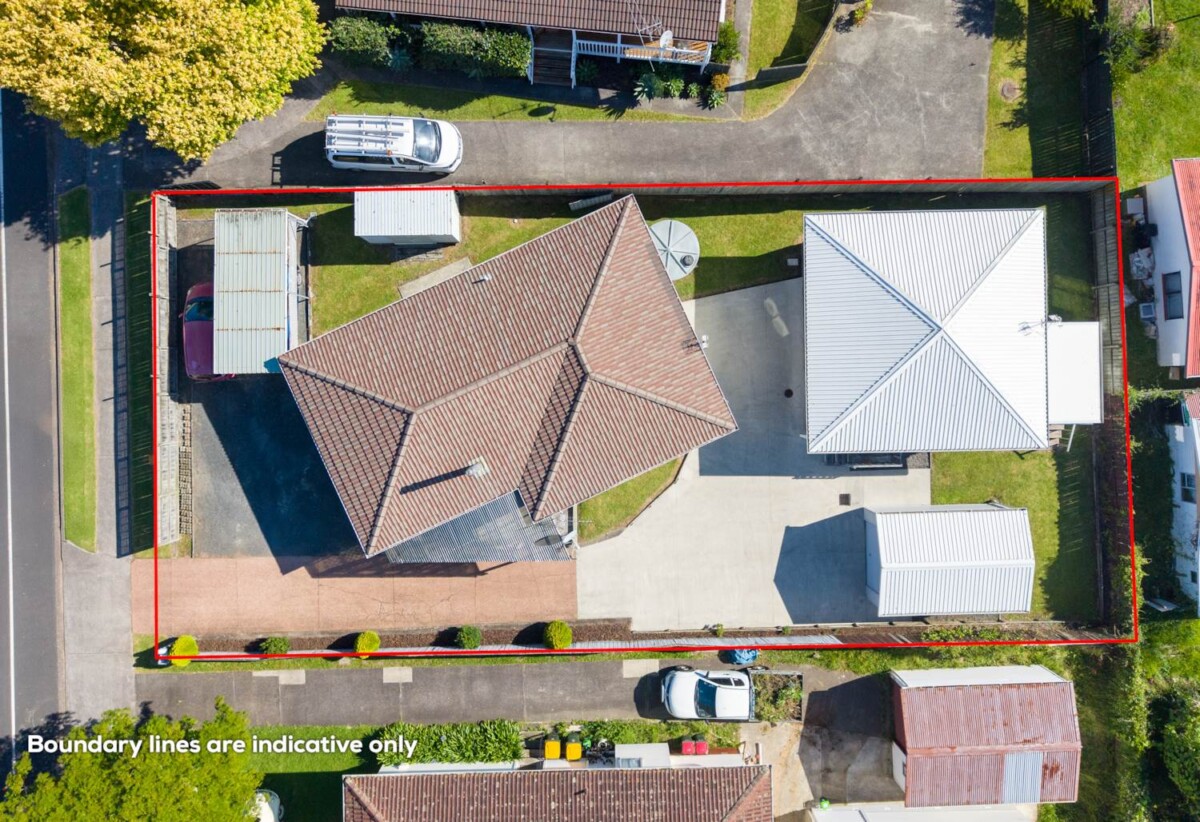 First time on the market in 31 years, 2 houses (3 beds house + 2 beds house) on 664m2section, walks to Highland Park shopping centre, 0.7 km to Pakuranga College, 0.8 km to Howick Primary School, 0.9 km to Howick Intermediate, 35 Aberfeldy Avenue, Highland Park, Auckland