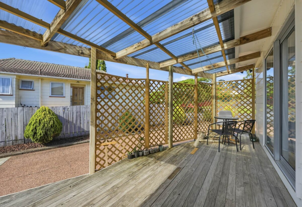 First time on the market in 31 years, 2 houses (3 beds house + 2 beds house) on 664m2section, walks to Highland Park shopping centre, 0.7 km to Pakuranga College, 0.8 km to Howick Primary School, 0.9 km to Howick Intermediate, 35 Aberfeldy Avenue, Highland Park, Auckland