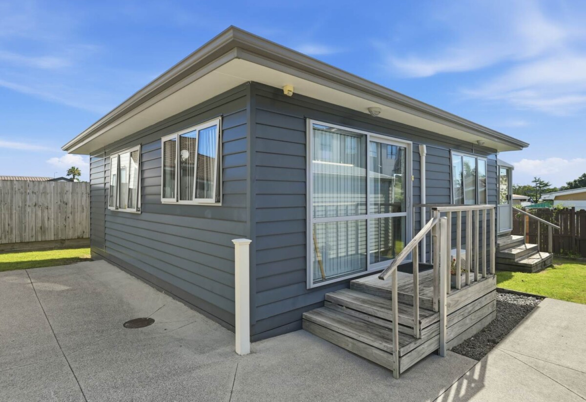 First time on the market in 31 years, 2 houses (3 beds house + 2 beds house) on 664m2section, walks to Highland Park shopping centre, 0.7 km to Pakuranga College, 0.8 km to Howick Primary School, 0.9 km to Howick Intermediate, 35 Aberfeldy Avenue, Highland Park, Auckland