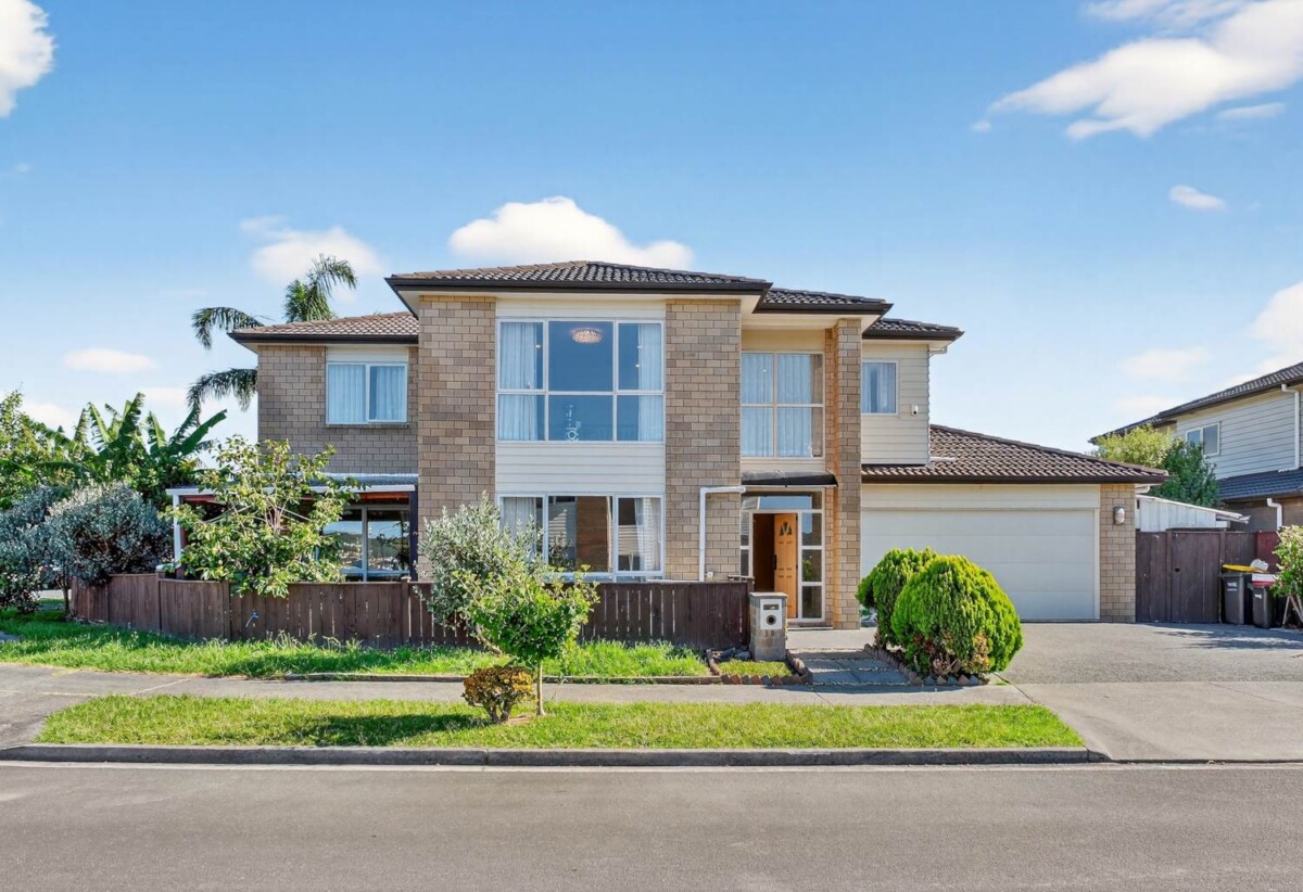 5 beds 3.5 baths house with double garage on 300m2 section, walks to Ormiston Town Centre, 0.4 km to Ormiston Senior College, 0.5 km to Ormiston Junior College and Ormiston Primary School, 10 Shandon Street, Flat Bush, Auckland