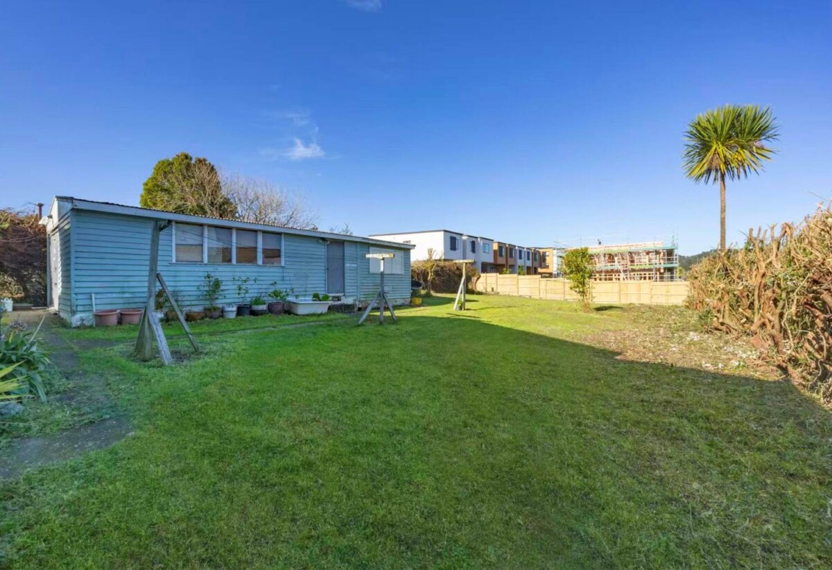 4 beds house on 885m2 section, THAB Zone – RC on the way for 7 new 3 beds 2.5 baths homes with garage or car park, can be sold with or without the RC, 0.8 km to Glen Eden School, 52 Savoy Road, Glen Eden, Auckland