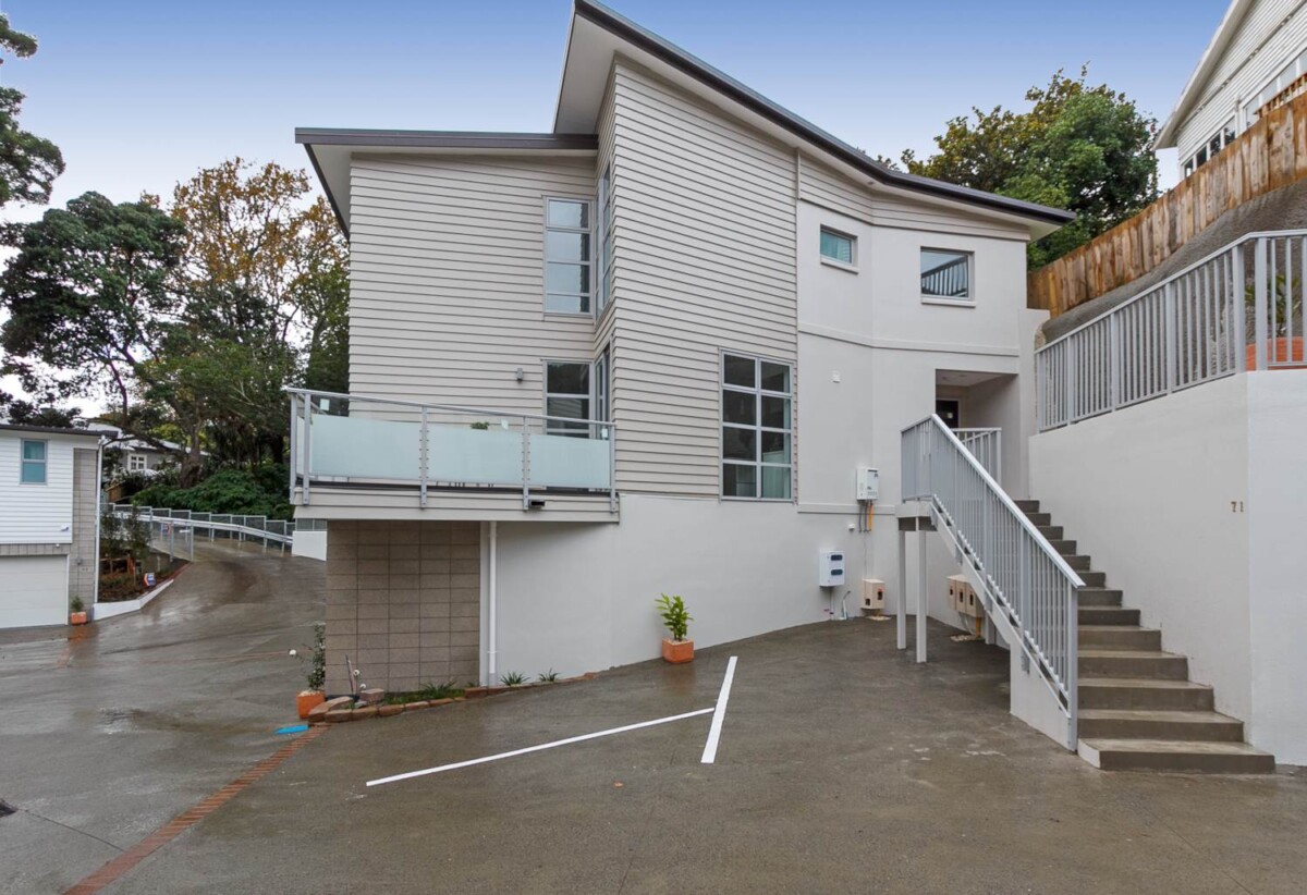 Double Grammar schools zone, 3 beds 2.5 baths home with double garage, CV: $1.25 million, Vendor says sell, walks to Parnell shops, 0.8 km to Parnell School, 1.6 km to Auckland Grammar, 2.2 km to Epsom Girls’ Grammar School, 73 Gibraltar Crescent, Parnell, Auckland