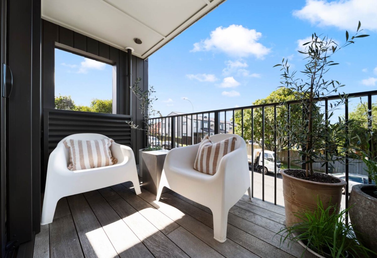 Waterfront Living | Motivated Vendor – Must Sell, 2 beds 2 baths 1 car park apartment, 0.3 km to Tamaki School, 1.5 km to Tamaki College, 101/1A Derna Road, Panmure, Auckland