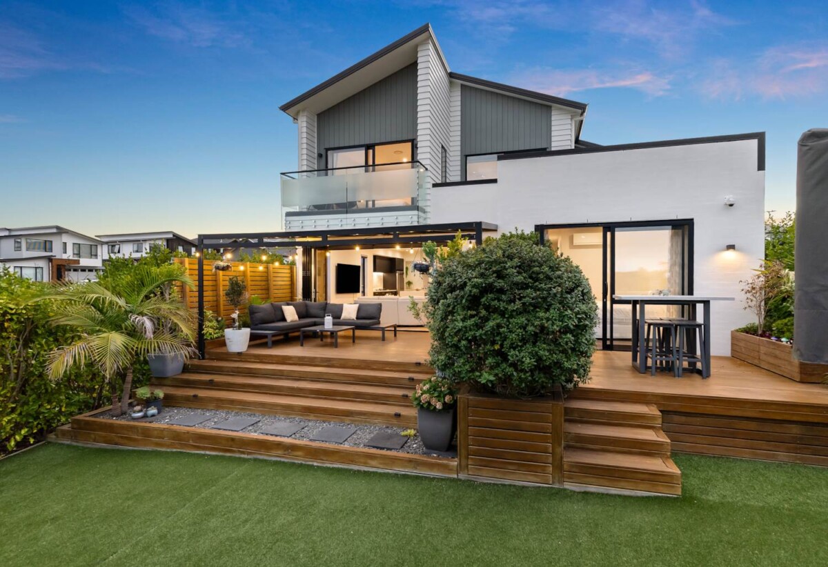 Built by Jalcon Homes, 318m2 luxury 5 beds 4 baths house on 752m2 section with Perfect Views, 0.8 km to Scott Point Primary School, 1.6 km to Hobsonville Point Secondary School, 40 Tai Crescent, Hobsonville, Auckland