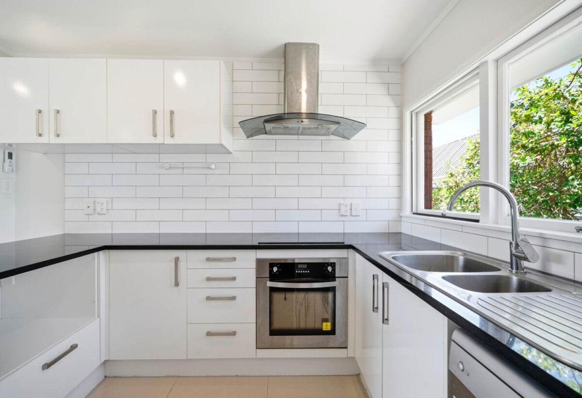 Double Westlake school zone, Brick and tile 2 beds 1 bath home with car park, 0.4 km to Forrest Hill School, 0.7 km to Westlake Boys’ High School, 1.3 km to Westlake Girls’ High School, 1.9 km to Takapuna Normal Intermediate, 3/1 Becroft Drive, Forrest Hill, Auckland
