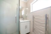 Double Westlake school zone, Brick and tile 2 beds 1 bath home with car park, 0.4 km to Forrest Hill School, 0.7 km to Westlake Boys’ High School, 1.3 km to Westlake Girls’ High School, 1.9 km to Takapuna Normal Intermediate, 3/1 Becroft Drive, Forrest Hill, Auckland