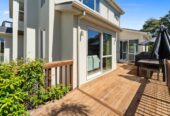5 beds 4 baths house on 539m2 section, with a huge deck area next to the reserve, close to schools, shops, golf club, 1 km to Albany Junior High School, 42 Newbury Place, Schnapper Rock, Auckland