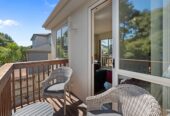 5 beds 4 baths house on 539m2 section, with a huge deck area next to the reserve, close to schools, shops, golf club, 1 km to Albany Junior High School, 42 Newbury Place, Schnapper Rock, Auckland
