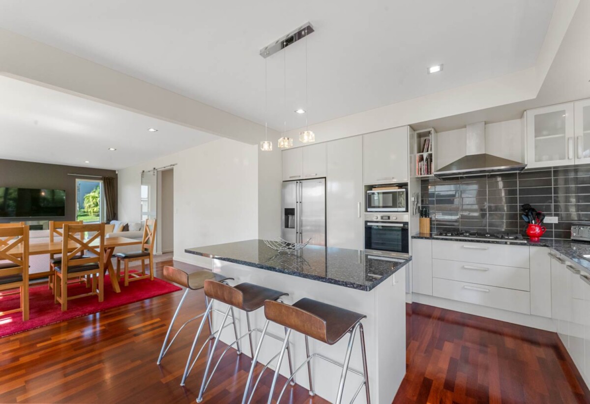 5 beds 4 baths house on 539m2 section, with a huge deck area next to the reserve, close to schools, shops, golf club, 1 km to Albany Junior High School, 42 Newbury Place, Schnapper Rock, Auckland