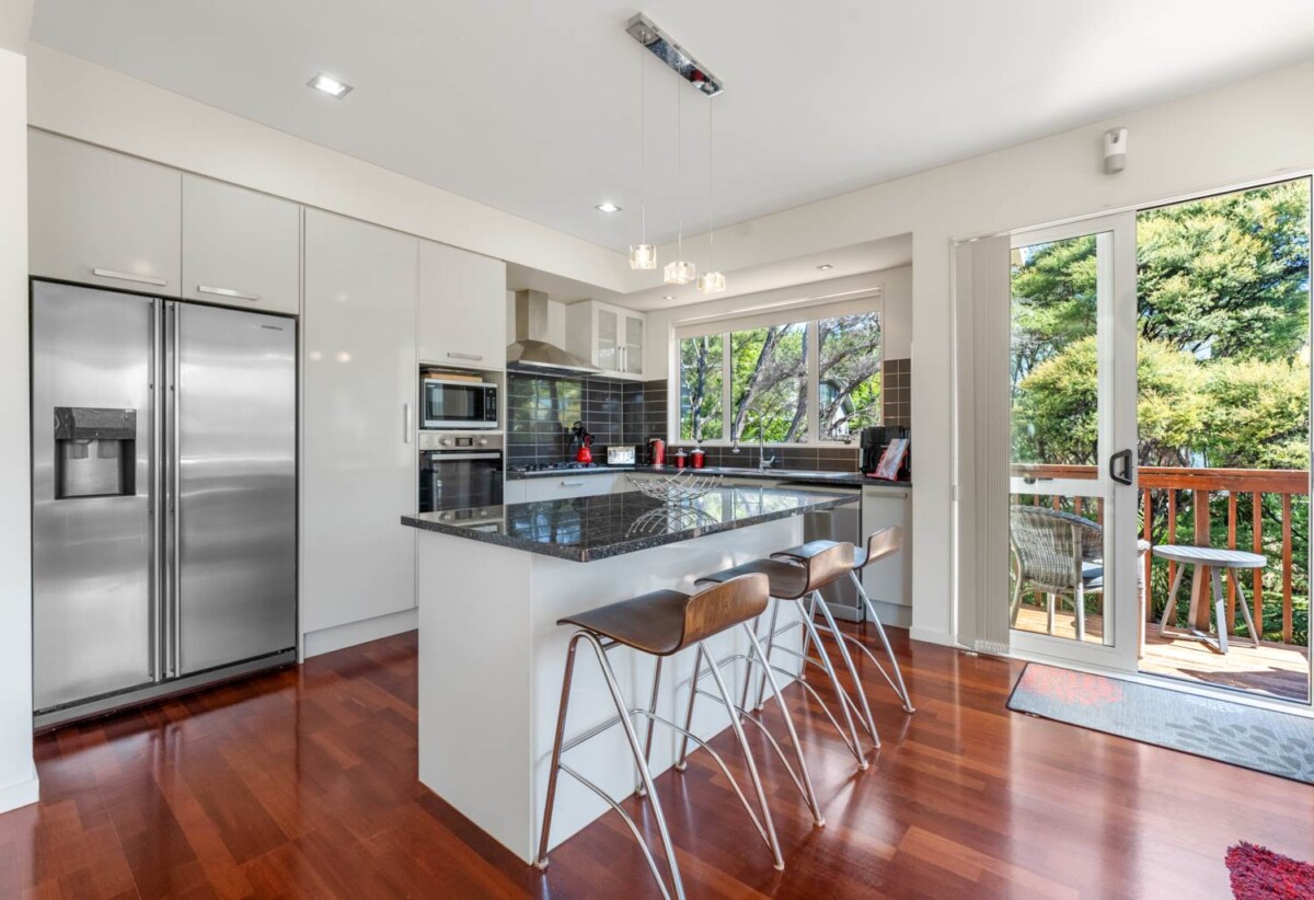 5 beds 4 baths house on 539m2 section, with a huge deck area next to the reserve, close to schools, shops, golf club, 1 km to Albany Junior High School, 42 Newbury Place, Schnapper Rock, Auckland