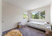 5 beds 4 baths house on 539m2 section, with a huge deck area next to the reserve, close to schools, shops, golf club, 1 km to Albany Junior High School, 42 Newbury Place, Schnapper Rock, Auckland