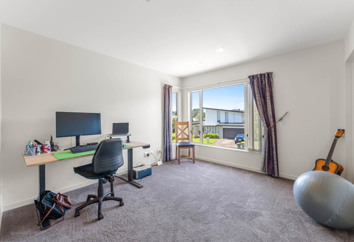 5 beds 4 baths house on 539m2 section, with a huge deck area next to the reserve, close to schools, shops, golf club, 1 km to Albany Junior High School, 42 Newbury Place, Schnapper Rock, Auckland