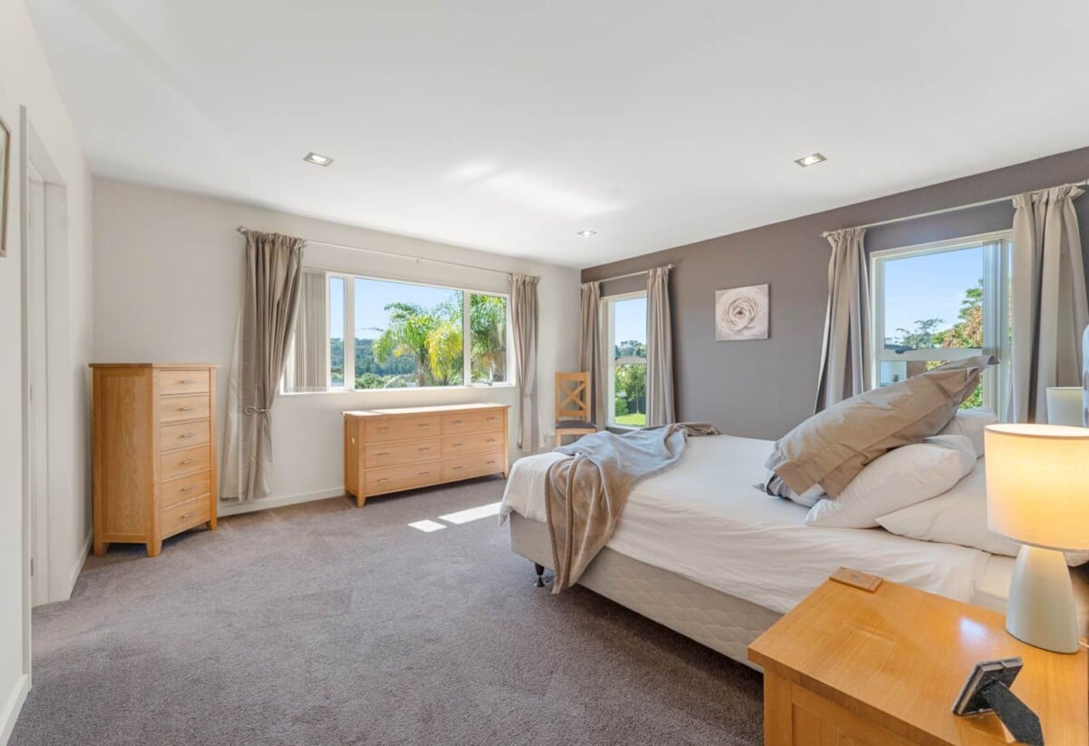 5 beds 4 baths house on 539m2 section, with a huge deck area next to the reserve, close to schools, shops, golf club, 1 km to Albany Junior High School, 42 Newbury Place, Schnapper Rock, Auckland