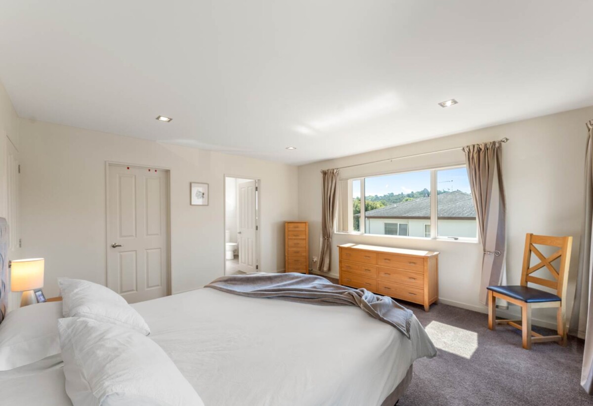 5 beds 4 baths house on 539m2 section, with a huge deck area next to the reserve, close to schools, shops, golf club, 1 km to Albany Junior High School, 42 Newbury Place, Schnapper Rock, Auckland