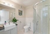5 beds 4 baths house on 539m2 section, with a huge deck area next to the reserve, close to schools, shops, golf club, 1 km to Albany Junior High School, 42 Newbury Place, Schnapper Rock, Auckland