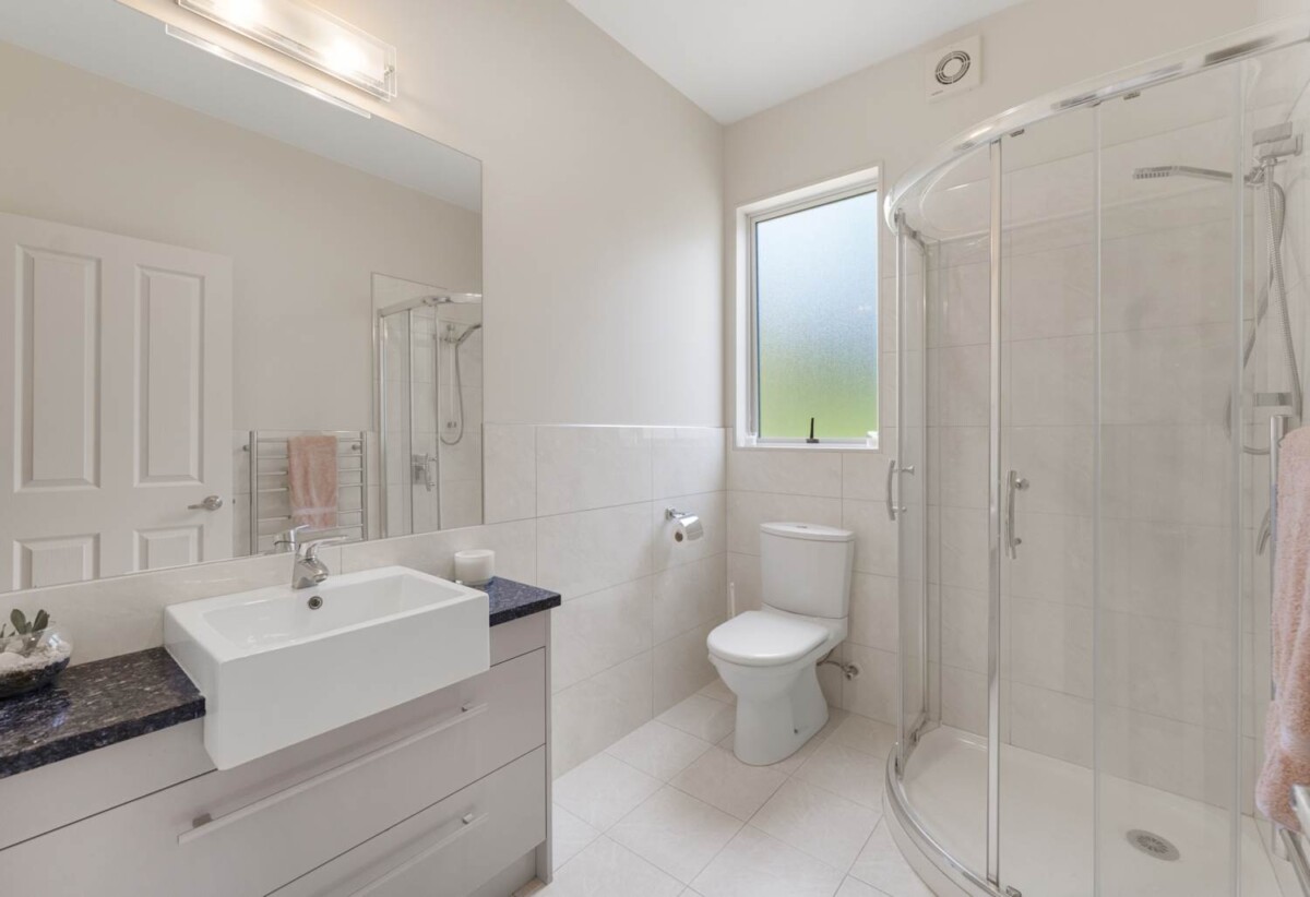 5 beds 4 baths house on 539m2 section, with a huge deck area next to the reserve, close to schools, shops, golf club, 1 km to Albany Junior High School, 42 Newbury Place, Schnapper Rock, Auckland