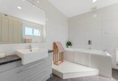 5 beds 4 baths house on 539m2 section, with a huge deck area next to the reserve, close to schools, shops, golf club, 1 km to Albany Junior High School, 42 Newbury Place, Schnapper Rock, Auckland