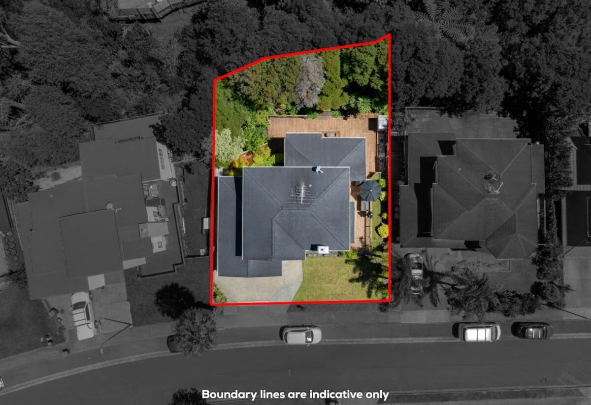 5 beds 4 baths house on 539m2 section, with a huge deck area next to the reserve, close to schools, shops, golf club, 1 km to Albany Junior High School, 42 Newbury Place, Schnapper Rock, Auckland
