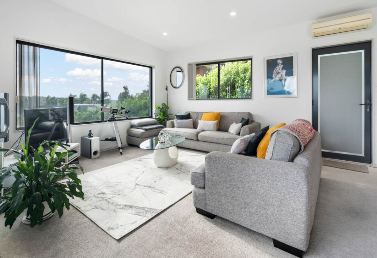 2 beds 1 bath home on 483m2 section, Minutes from Albany Mall, sports facilities, and the North Shore Golf Course, 0.5 km to Upper Harbour Primary School, 1.4 km to Albany Junior High School, 3.4 km to Albany Senior High School, 142A Kittiwake Drive, Albany, Auckland