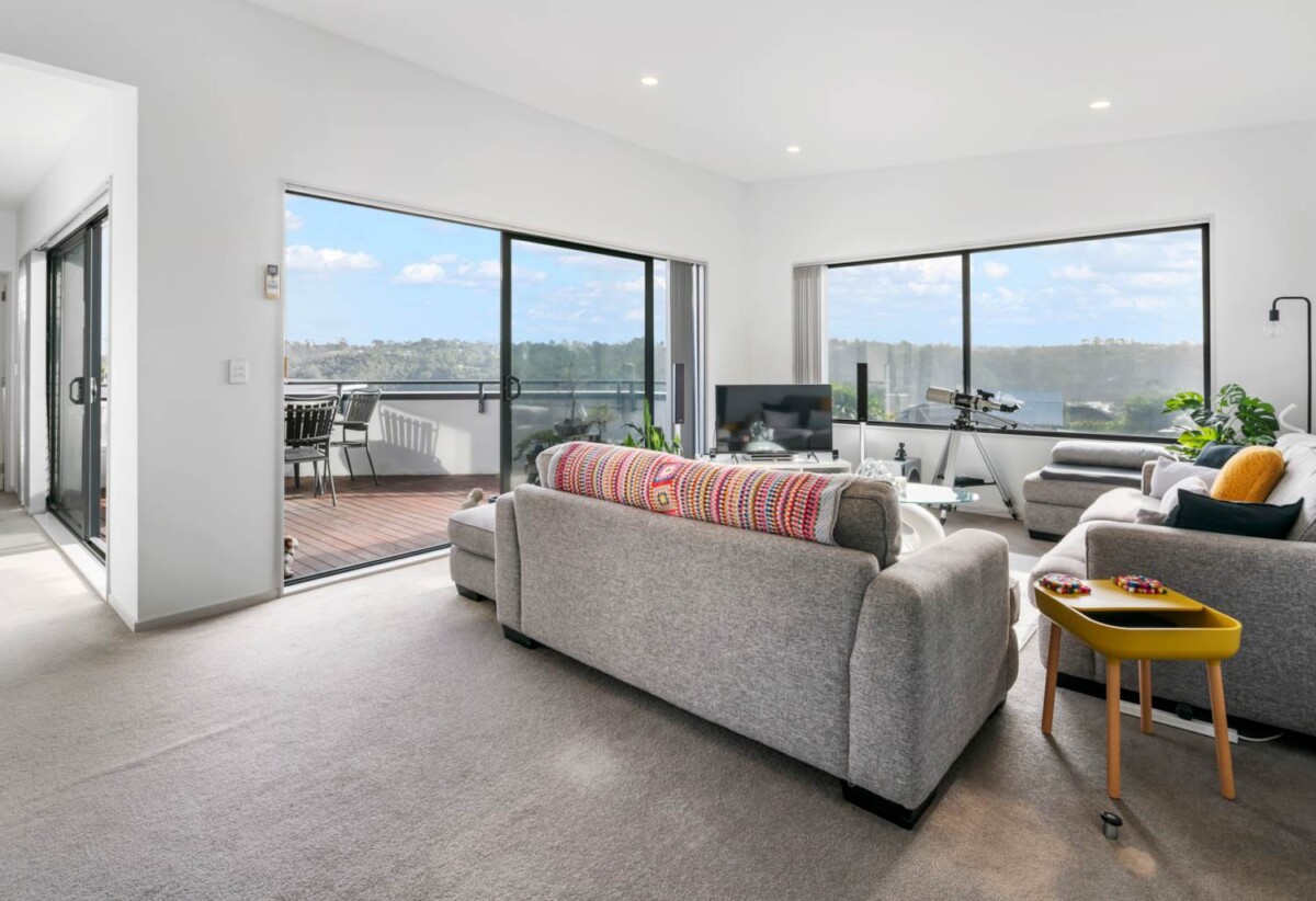 2 beds 1 bath home on 483m2 section, Minutes from Albany Mall, sports facilities, and the North Shore Golf Course, 0.5 km to Upper Harbour Primary School, 1.4 km to Albany Junior High School, 3.4 km to Albany Senior High School, 142A Kittiwake Drive, Albany, Auckland