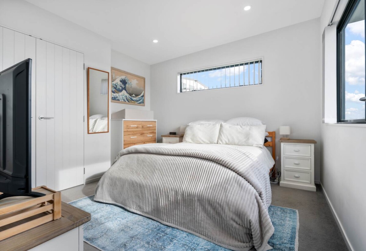 2 beds 1 bath home on 483m2 section, Minutes from Albany Mall, sports facilities, and the North Shore Golf Course, 0.5 km to Upper Harbour Primary School, 1.4 km to Albany Junior High School, 3.4 km to Albany Senior High School, 142A Kittiwake Drive, Albany, Auckland