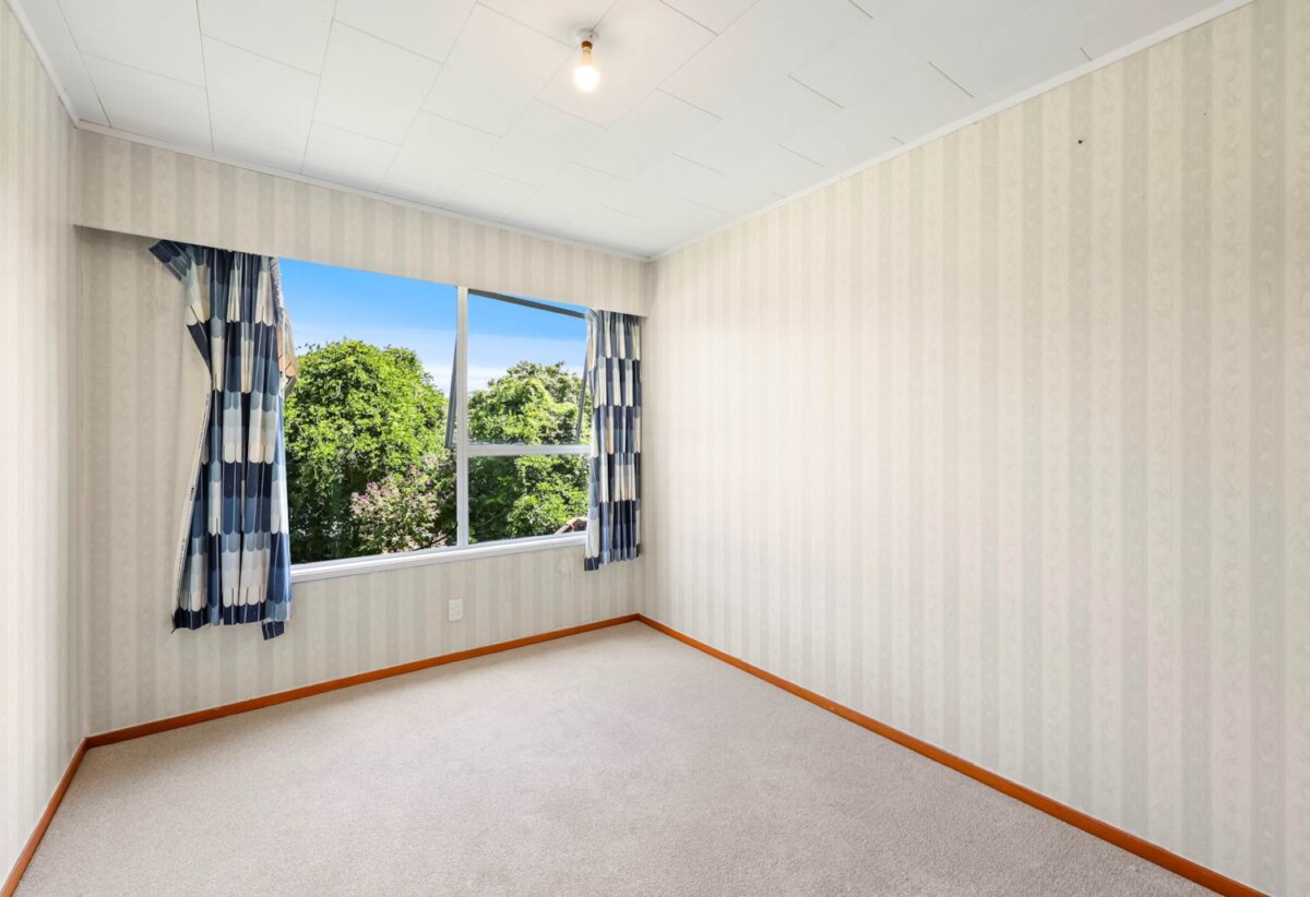 3 beds house on 1040m2 section, a Standalone garage with a brand-new roof, Handy to coastal walkways, parks, and local cafés, close to schools Haven ferry terminal, 0.8 km to Beach Haven School, 1.6 km to Birkdale Intermediate School, 39 Gazelle Avenue, Beach Haven, Auckland