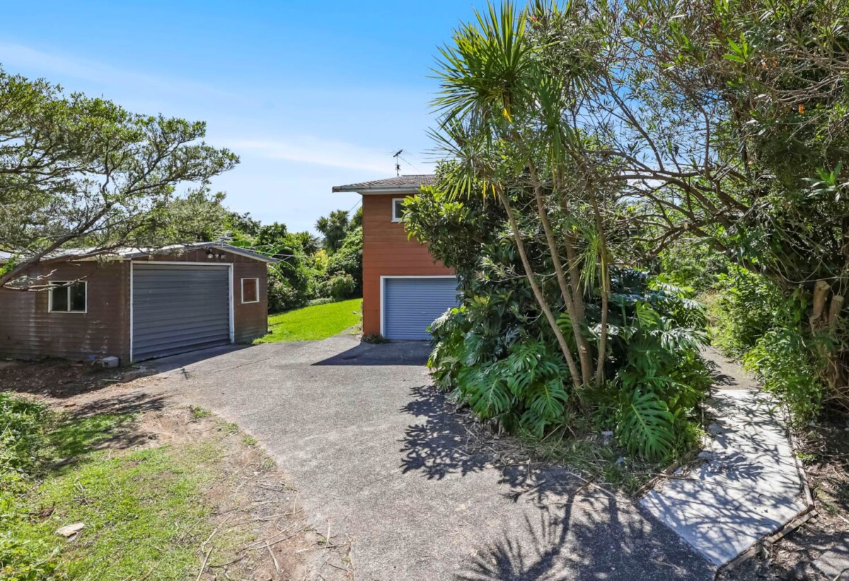 3 beds house on 1040m2 section, a Standalone garage with a brand-new roof, Handy to coastal walkways, parks, and local cafés, close to schools Haven ferry terminal, 0.8 km to Beach Haven School, 1.6 km to Birkdale Intermediate School, 39 Gazelle Avenue, Beach Haven, Auckland