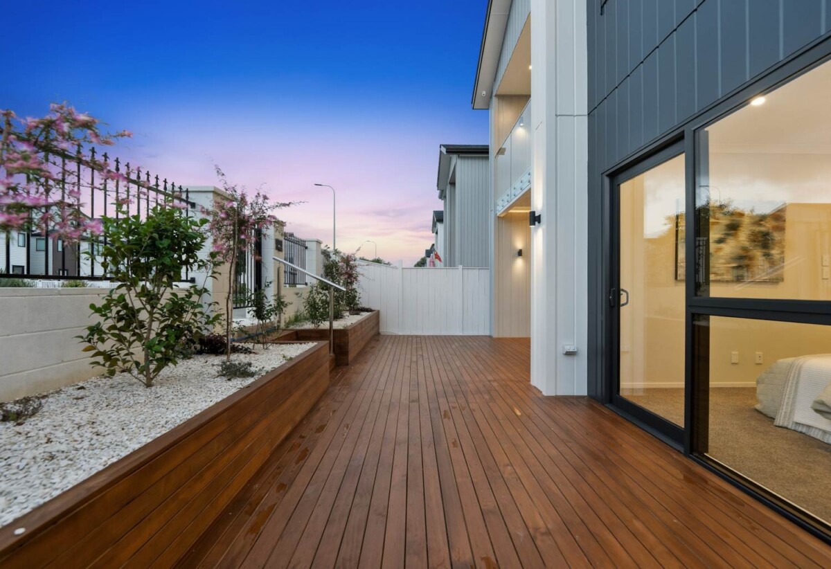 10-Year Master Build Guarantee, 3 LEGAL kitchens, 7 beds 5.5 baths house with 2 beds granny and double garage, 0.5 km to Te Uho o Te Nikau Primary School , 0.6 km to Ormiston Junior College, 0.7 km to Ormiston Senior College, 219B & 1/219B Murphys Road, Flat Bush, Auckland