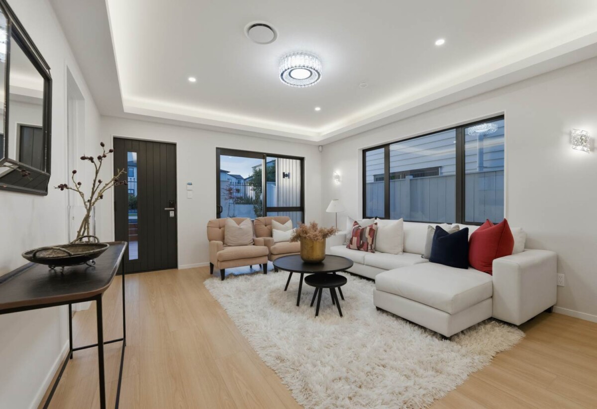 10-Year Master Build Guarantee, 3 LEGAL kitchens, 7 beds 5.5 baths house with 2 beds granny and double garage, 0.5 km to Te Uho o Te Nikau Primary School , 0.6 km to Ormiston Junior College, 0.7 km to Ormiston Senior College, 219B & 1/219B Murphys Road, Flat Bush, Auckland