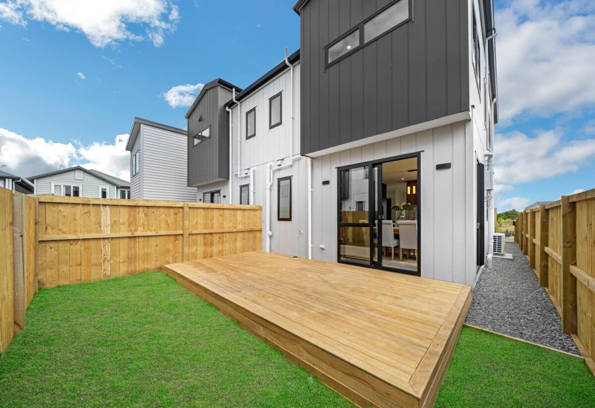 3 beds 2.5 baths home with Reserve Views on 141m2 section, 0.6 km to Cosgrove School, 1.4 km to Papakura High School, 1.8 km to Papakura Intermediate, 4 Roku Place, Papakura, Auckland