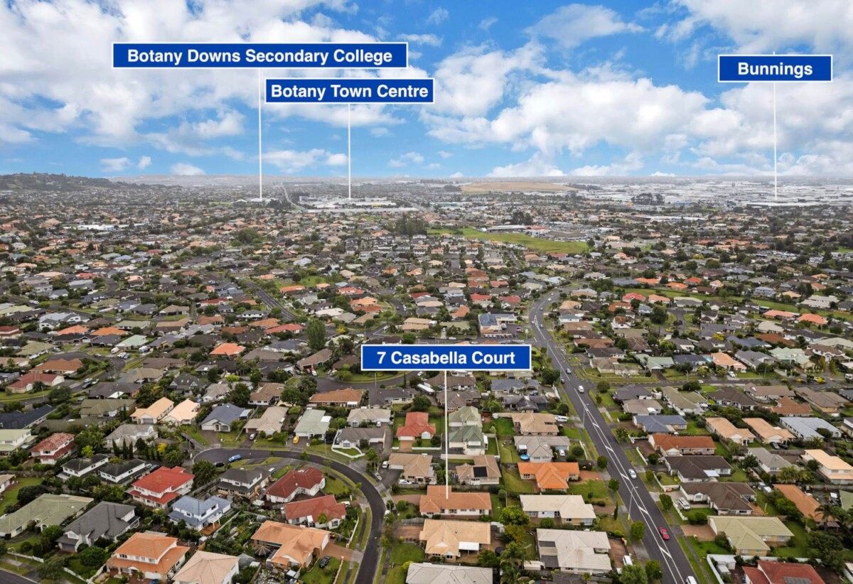 First Time on the Market in 29 years, Held and lovingly cared for by one owner since new, Brick and tile 4 beds 2 baths house on 670m2 section, close to schools, shopping centre, golf club, 7 Casabella Court, Northpark, Auckland