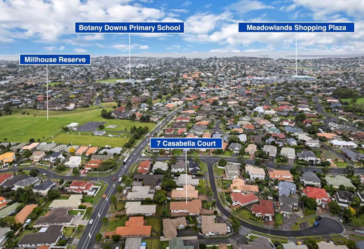 First Time on the Market in 29 years, Held and lovingly cared for by one owner since new, Brick and tile 4 beds 2 baths house on 670m2 section, close to schools, shopping centre, golf club, 7 Casabella Court, Northpark, Auckland
