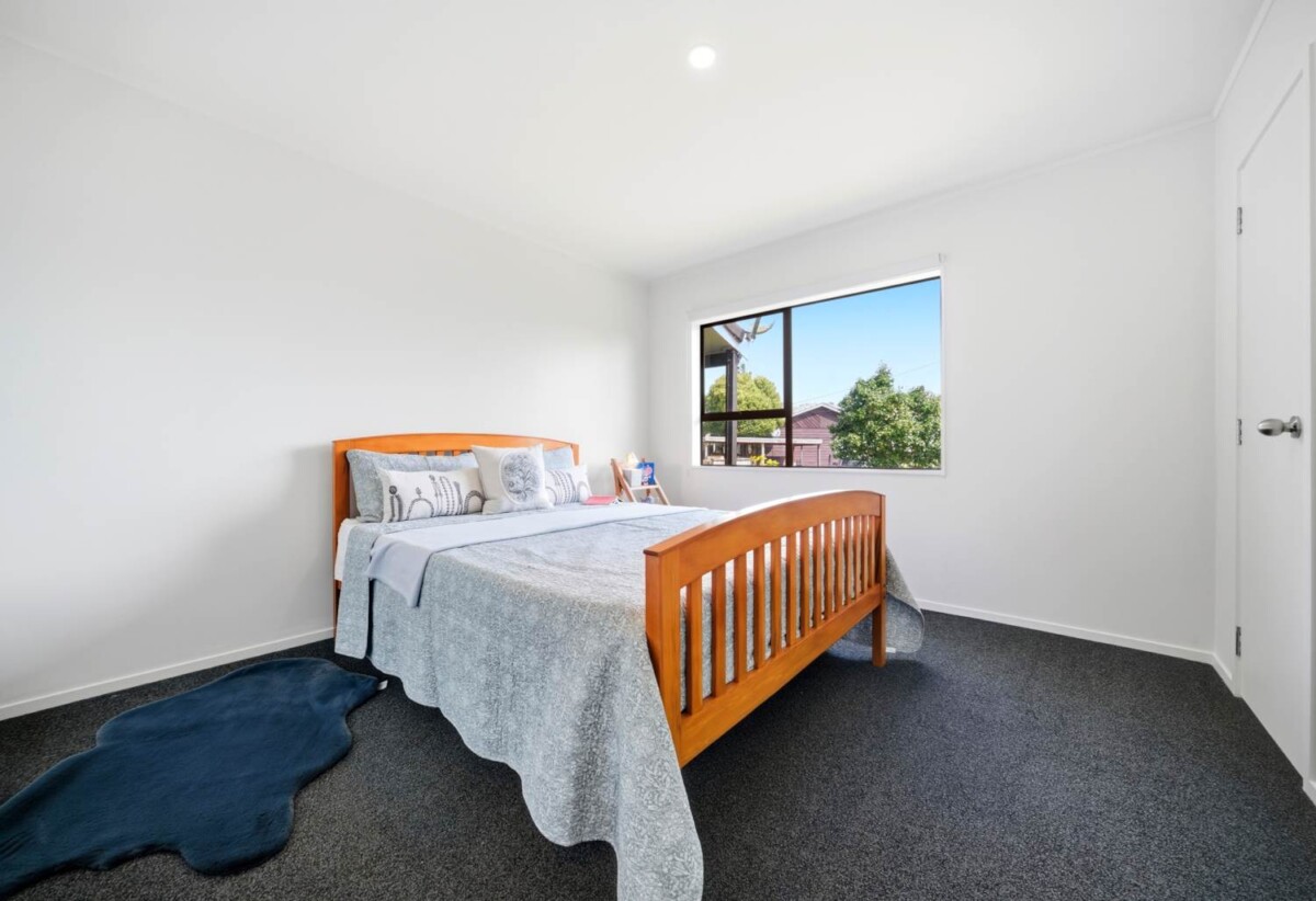 Fully renovated by kiwi owners with over 50 years of construction profession, standalone 3 beds 1 bath house with carport, minutes from motorway access, shops, supermarkets, 0.3 km to Flanshaw Road School, 0.9 km to Rangeview Intermediate, 1 km to Rutherford College, 4/7 Vera Road, Te Atatu South, Auckland