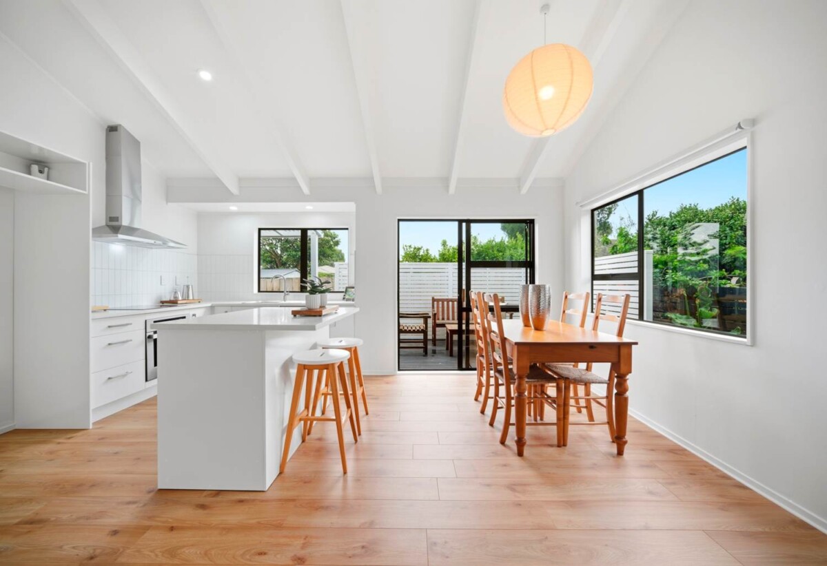 Fully renovated by kiwi owners with over 50 years of construction profession, standalone 3 beds 1 bath house with carport, minutes from motorway access, shops, supermarkets, 0.3 km to Flanshaw Road School, 0.9 km to Rangeview Intermediate, 1 km to Rutherford College, 4/7 Vera Road, Te Atatu South, Auckland