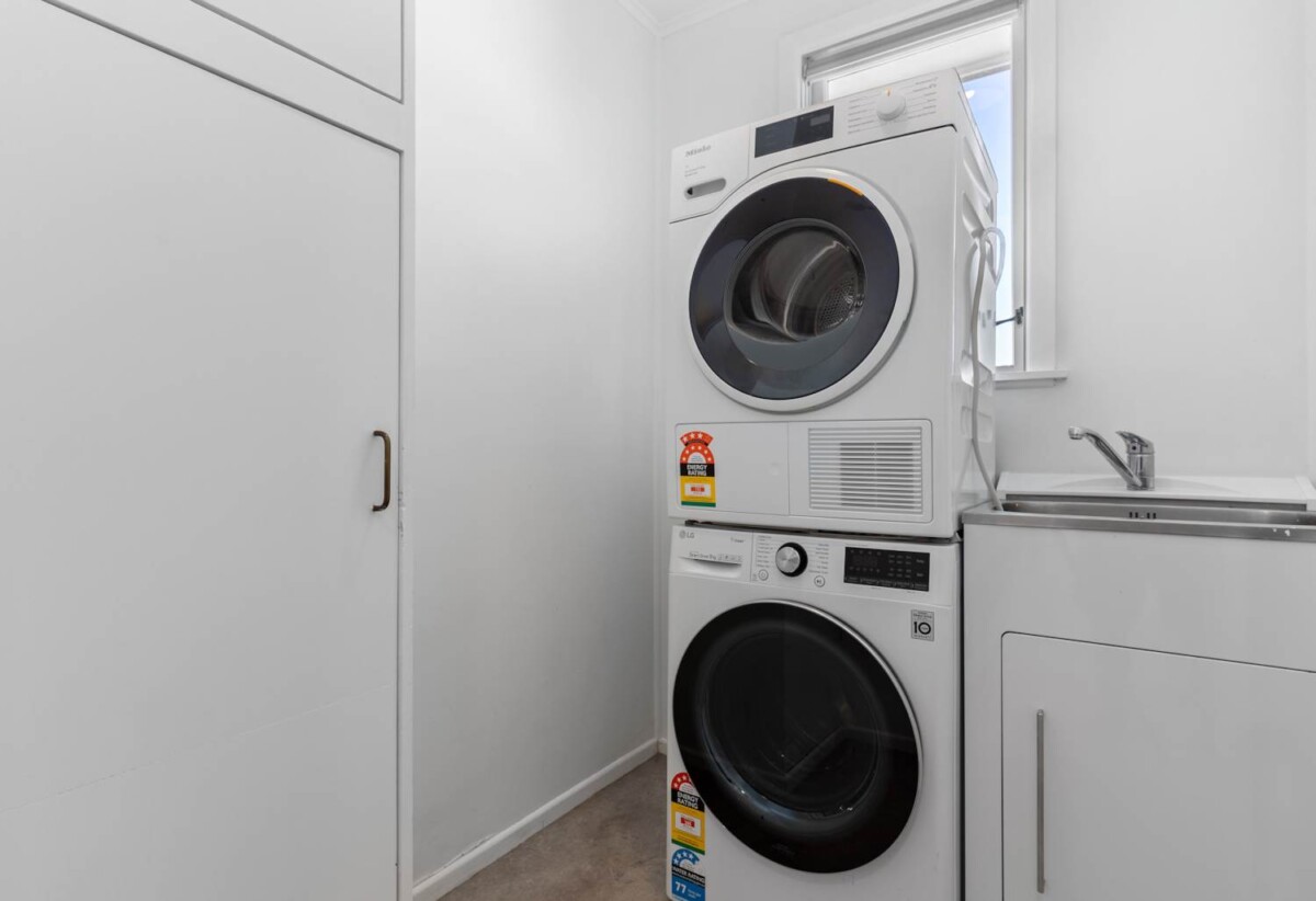 Double Westlake school Zone, 4 beds 2 baths house with granny on 675m2 section, walks to Sunnynook Park, Woolworths supermarket, 0.5 km to Sunnynook School, 79 Sunnynook Road, Forrest Hill, Auckland