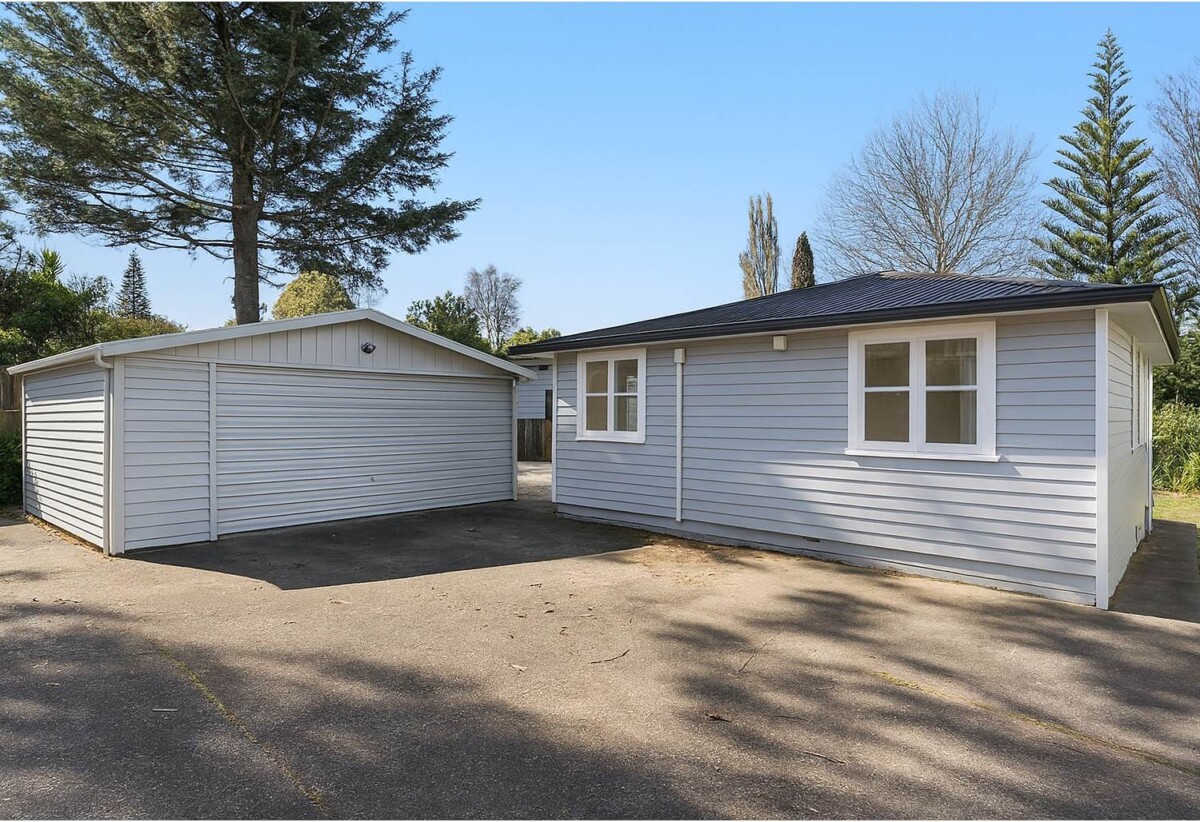 Double Westlake school Zone, 4 beds 2 baths house with granny on 675m2 section, walks to Sunnynook Park, Woolworths supermarket, 0.5 km to Sunnynook School, 79 Sunnynook Road, Forrest Hill, Auckland