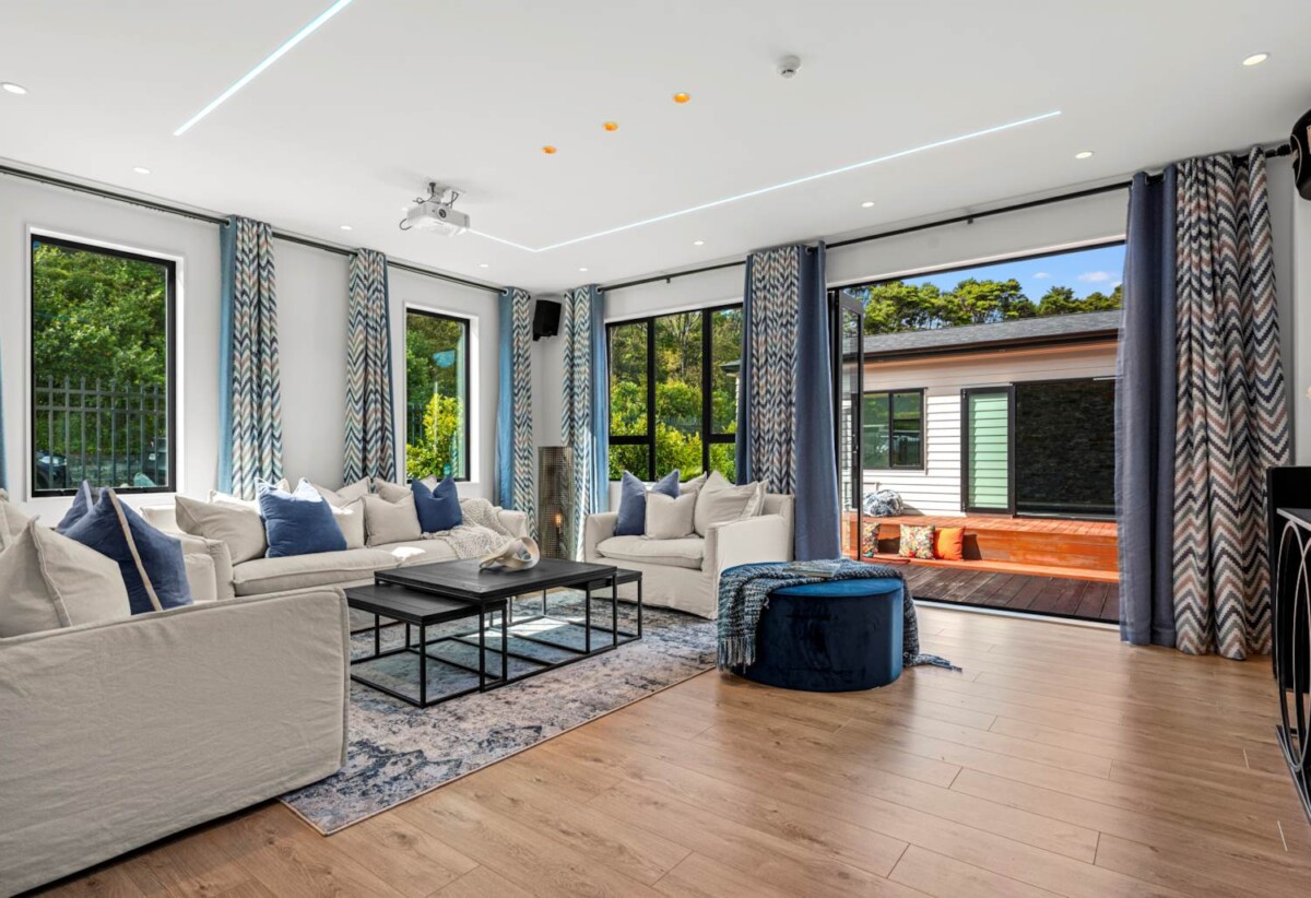 681m2 luxury 5 beds 6 baths house with 2 office and a indoor pool on 4015m2 section, 2.1 km to Albany Senior High School, 2.9 km to Albany School, 4.2 km to Albany Junior High School, 237 Lonely Track Road, Albany, Auckland